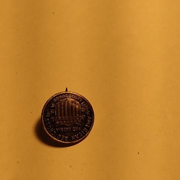 Vintage Red Cross Blood Donor Pin - Picture 1 of 3